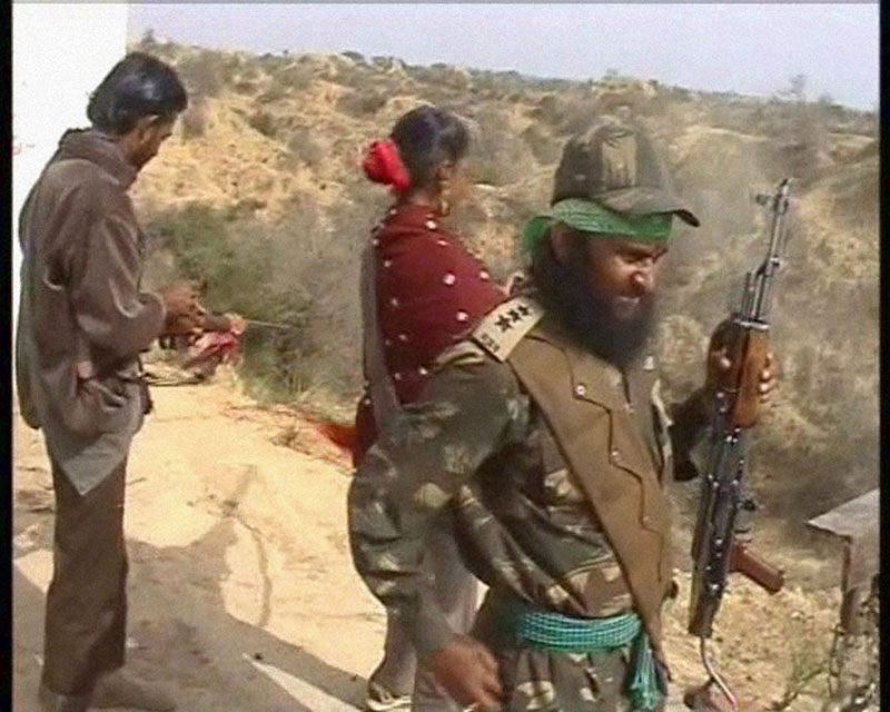 beehad aur raajneeti ._daku ramveer gurjar fayaring kartaa huaa_-part-2- 001_0002